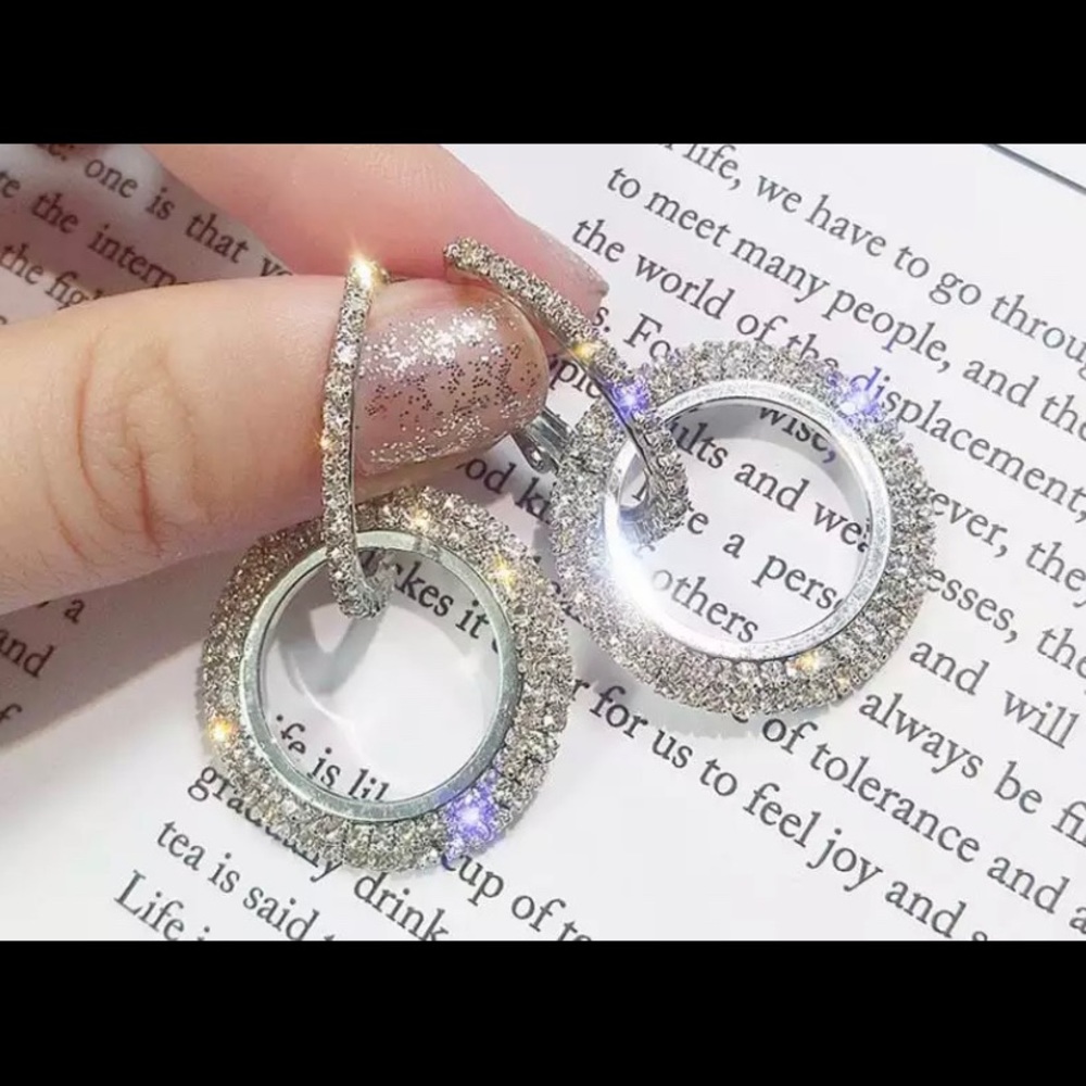 Round dangle earrings